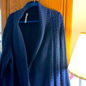 Pretty cable knit Navy blue sweater